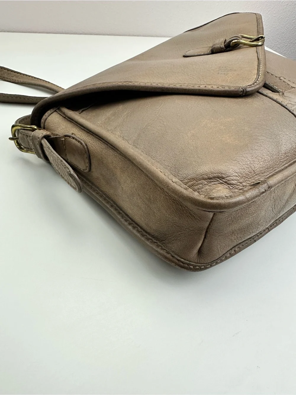 Frye Vintage Leather Messenger Crossbody Buckle Flap Bag Purse Distressed Tan